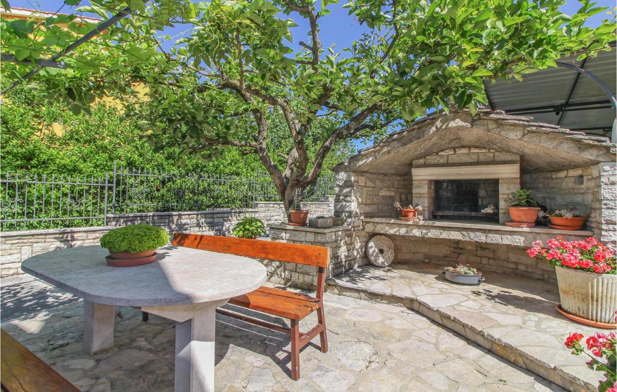 2 Bedroom Beautiful Apartment In Gracisce - Housity
