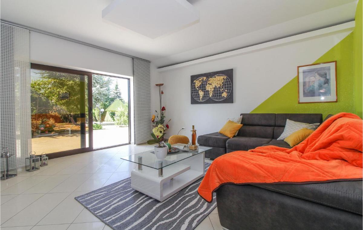 2 Bedroom Beautiful Apartment In Gracisce - Housity