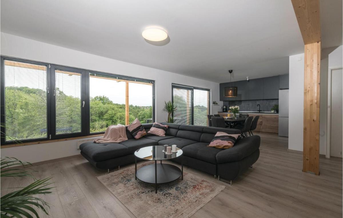 Stunning Home In Barbarici Kravarski - Housity