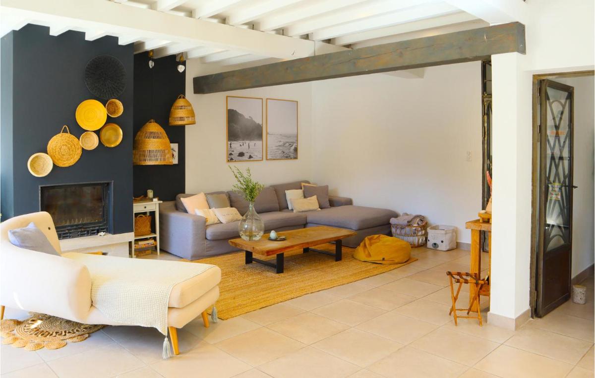 Beautiful Home In Pernes-Les-Fontaines - Housity