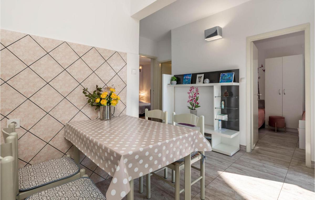 3 Bedroom Stunning Apartment In Stara Novalja - Housity