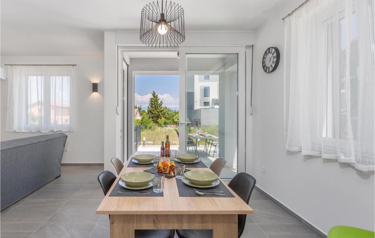 2 Bedroom Beautiful Apartment In Vrbnik - Housity