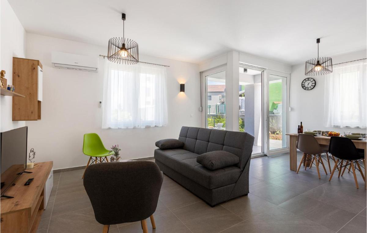2 Bedroom Beautiful Apartment In Vrbnik - Housity
