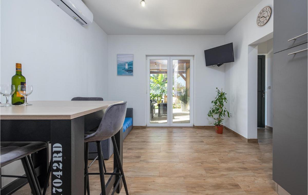 Nice Apartment In Turanj With Kitchen - Housity