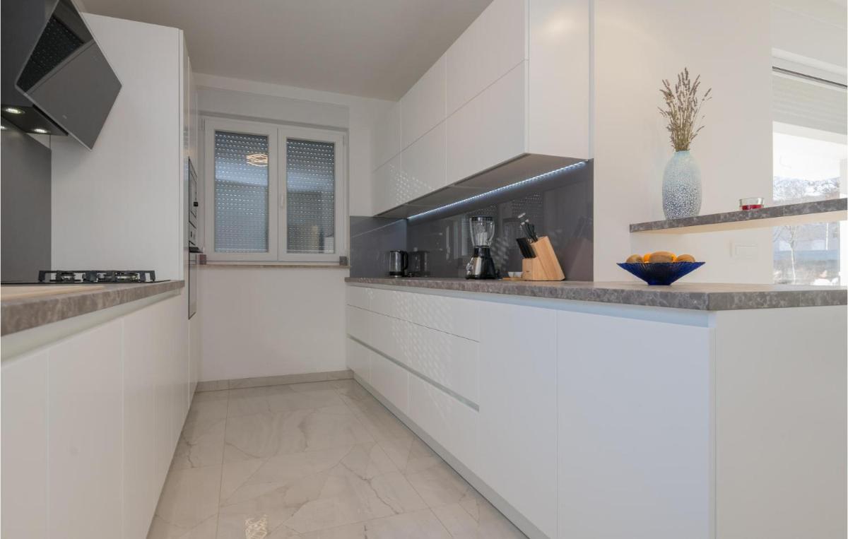 Stunning Home In Ivanbegovina With Wifi - Housity