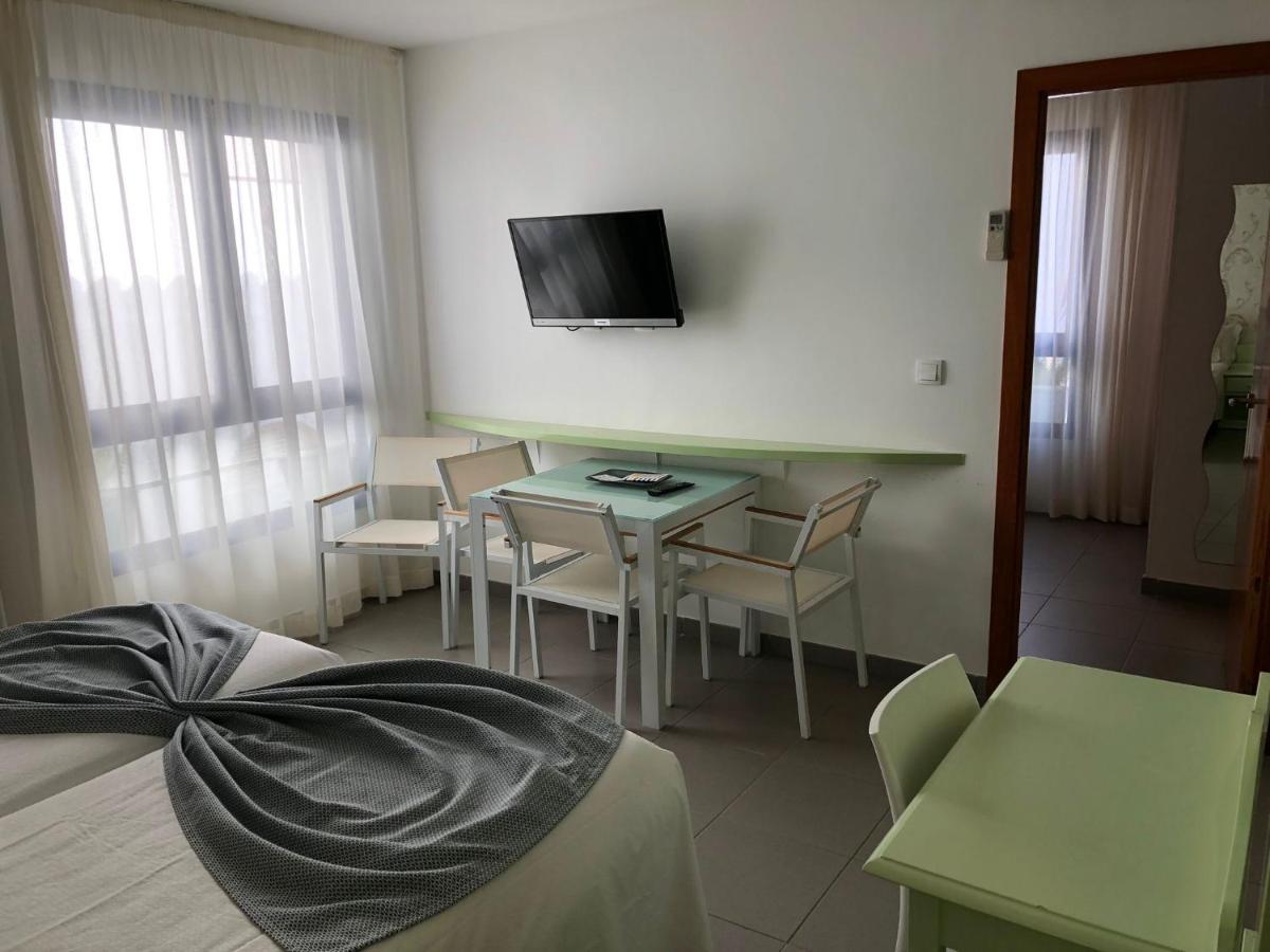 Una televisión o centro de entretenimiento en Hotel Spa Cap de Creus