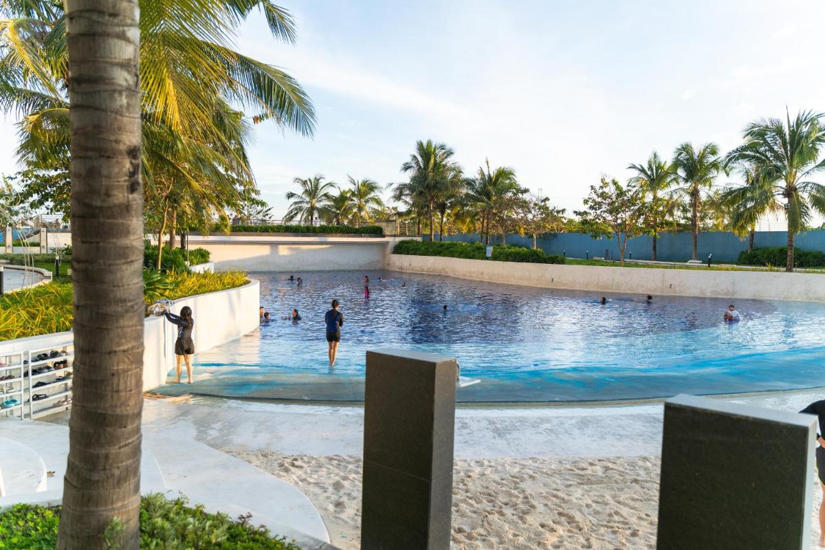 R'Holistay Azure North KING SIZE BED & Wave POOL - Housity