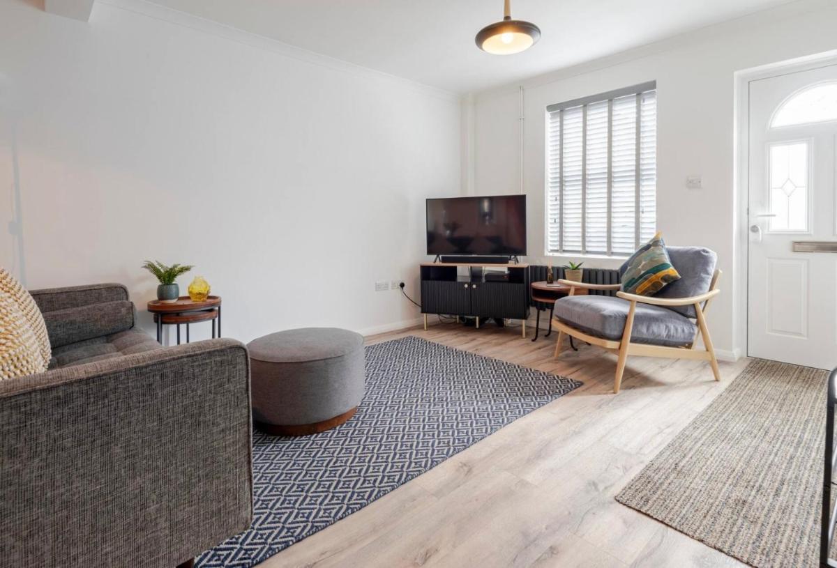 Modern 2 Bed House in Rainham, Kent - Central Location - Housity