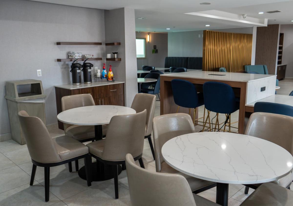 La Quinta by Wyndham Dallas Mesquite - Housity