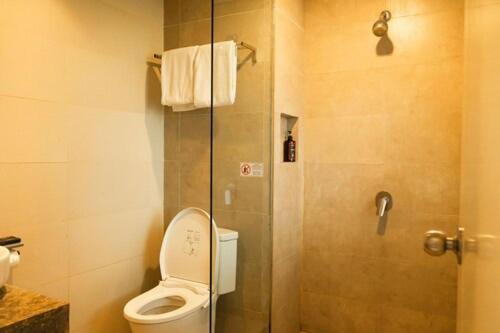 De La Charis Hotel by Waringin Hospitality - Housity