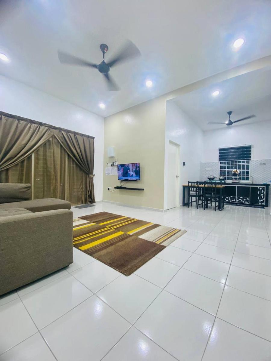 Homestay Hj Esmon Parit Raja 4 UTHM - Housity