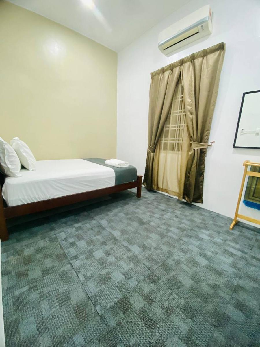 Homestay Hj Esmon Parit Raja 4 UTHM - Housity