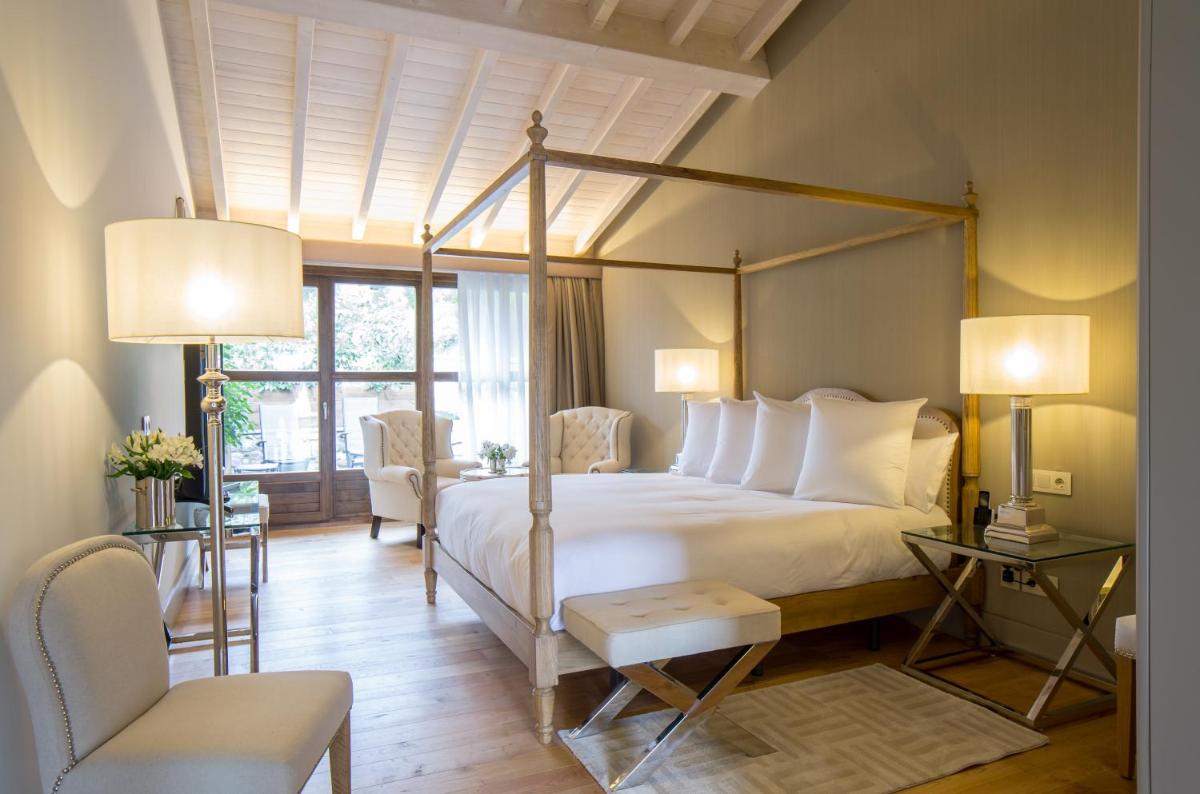 Cama o camas de una habitación en Puebloastur Eco Resort Hotel & Spa