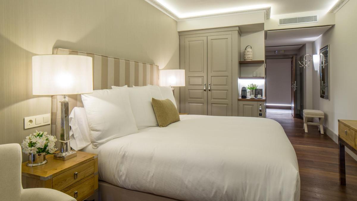 Cama o camas de una habitación en Puebloastur Eco Resort Hotel & Spa