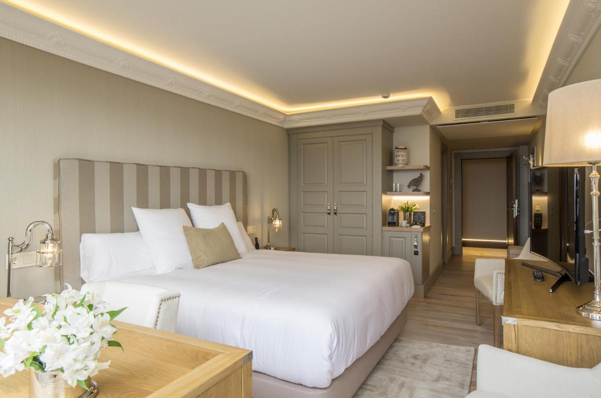 Cama o camas de una habitación en Puebloastur Eco Resort Hotel & Spa