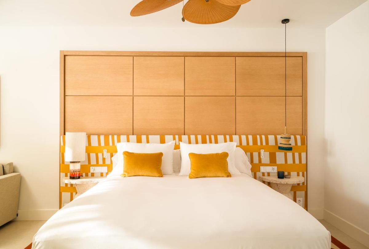 Cama o camas de una habitación en Kimpton Los Monteros Marbella by IHG