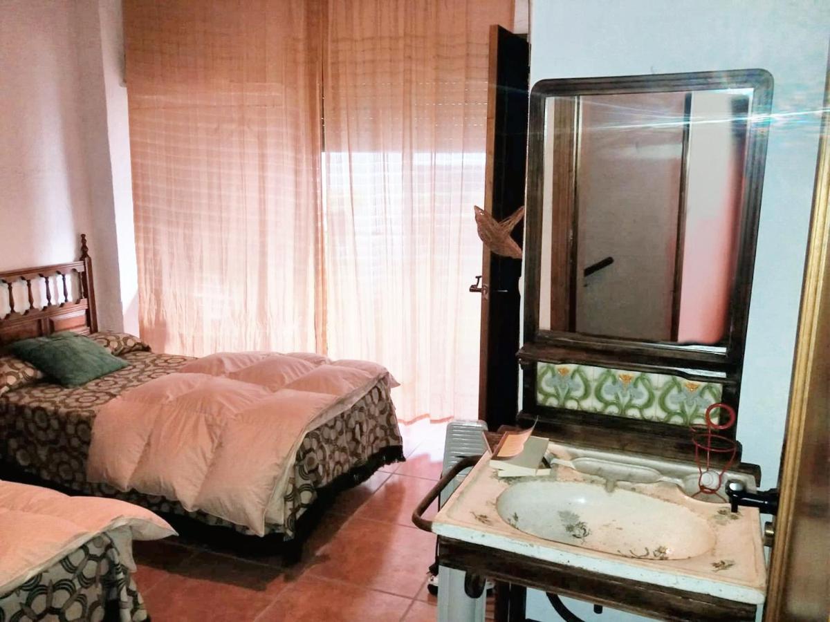 Spacious comfortable house in Quesada with balcony - Housity