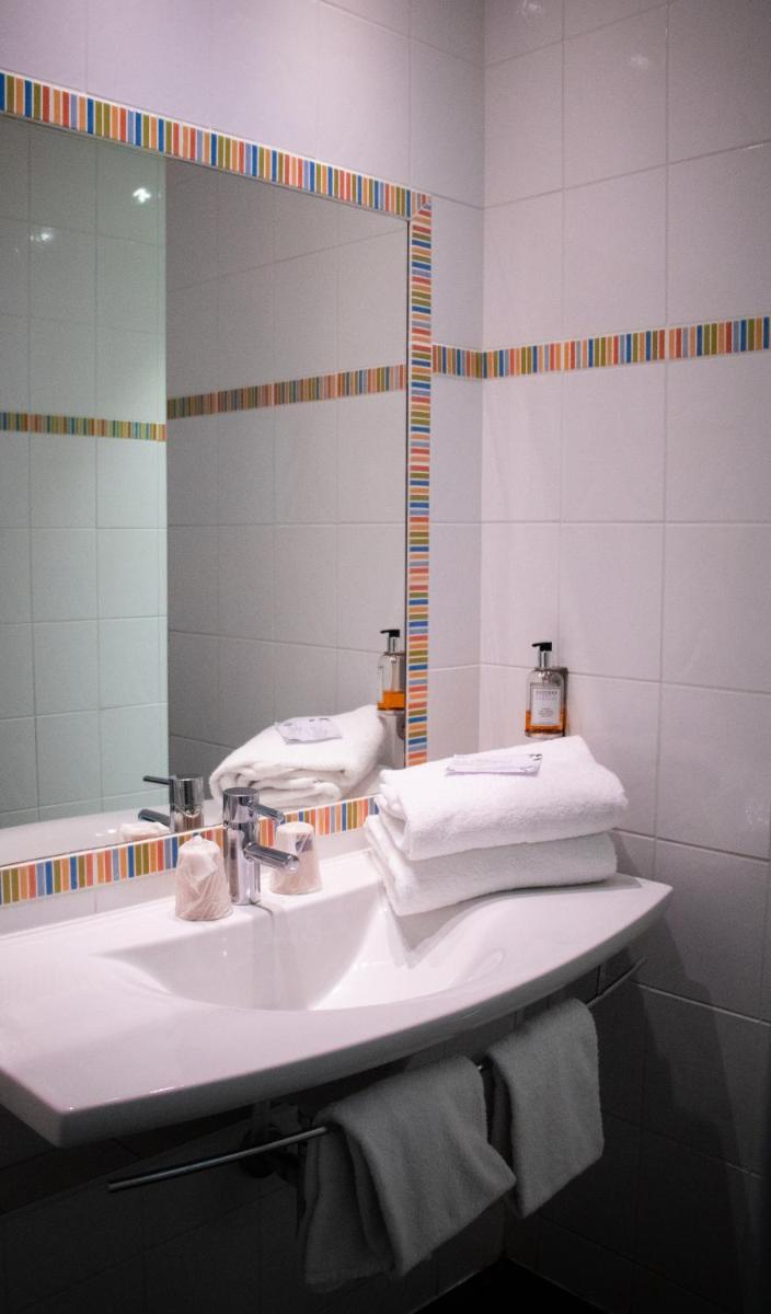 Salle de bains dans l'établissement Le Dracy Hôtel et Spa