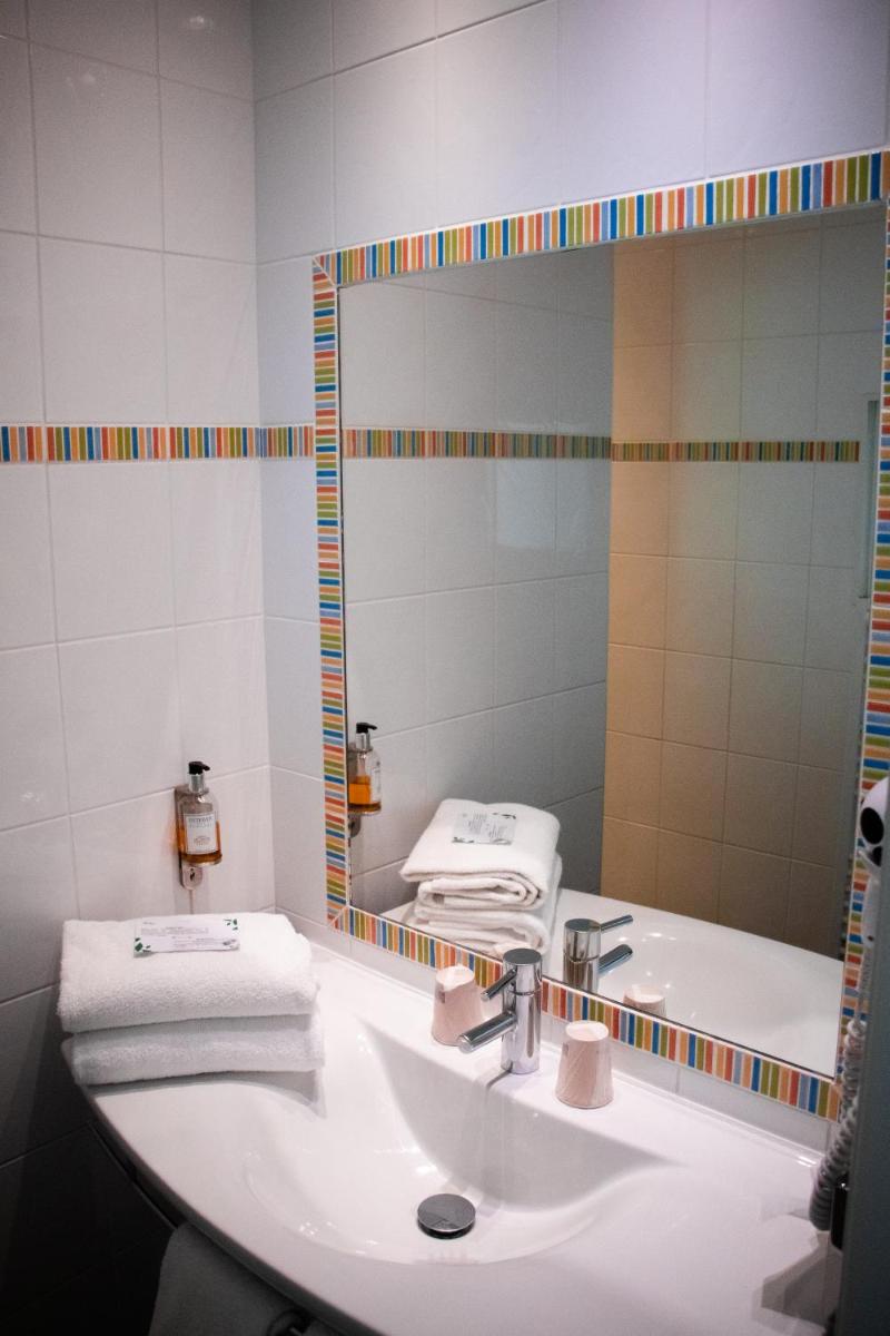 Salle de bains dans l'établissement Le Dracy Hôtel et Spa