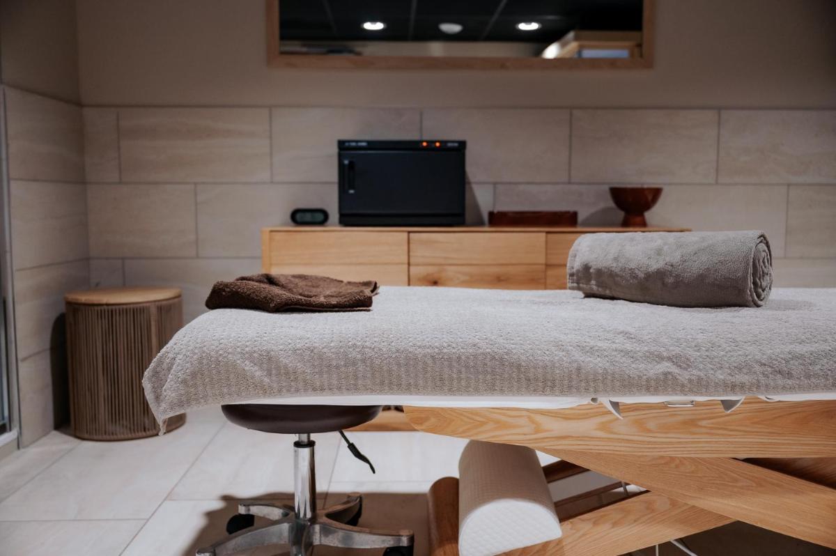 Télévision ou salle de divertissement dans l'établissement Keystone Hôtel & Spa