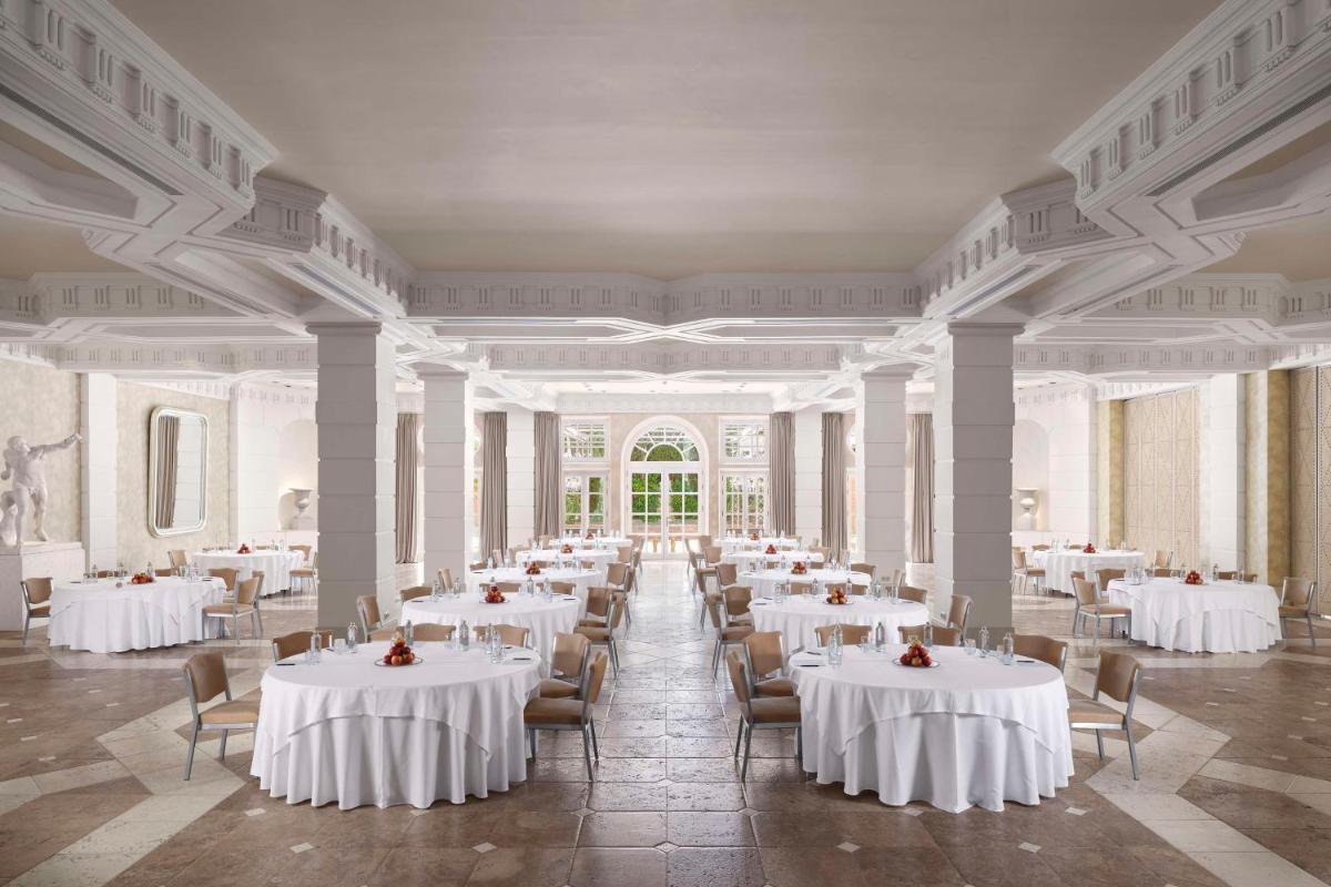 Un restaurante o sitio para comer en Anantara Villa Padierna Palace Benahavís Marbella Resort - A Leading Hotel of the World
