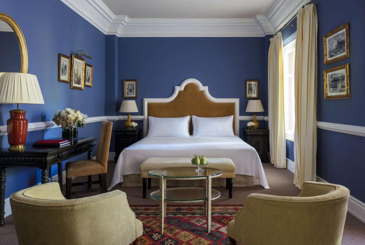 Cama o camas de una habitación en Anantara Villa Padierna Palace Benahavís Marbella Resort - A Leading Hotel of the World