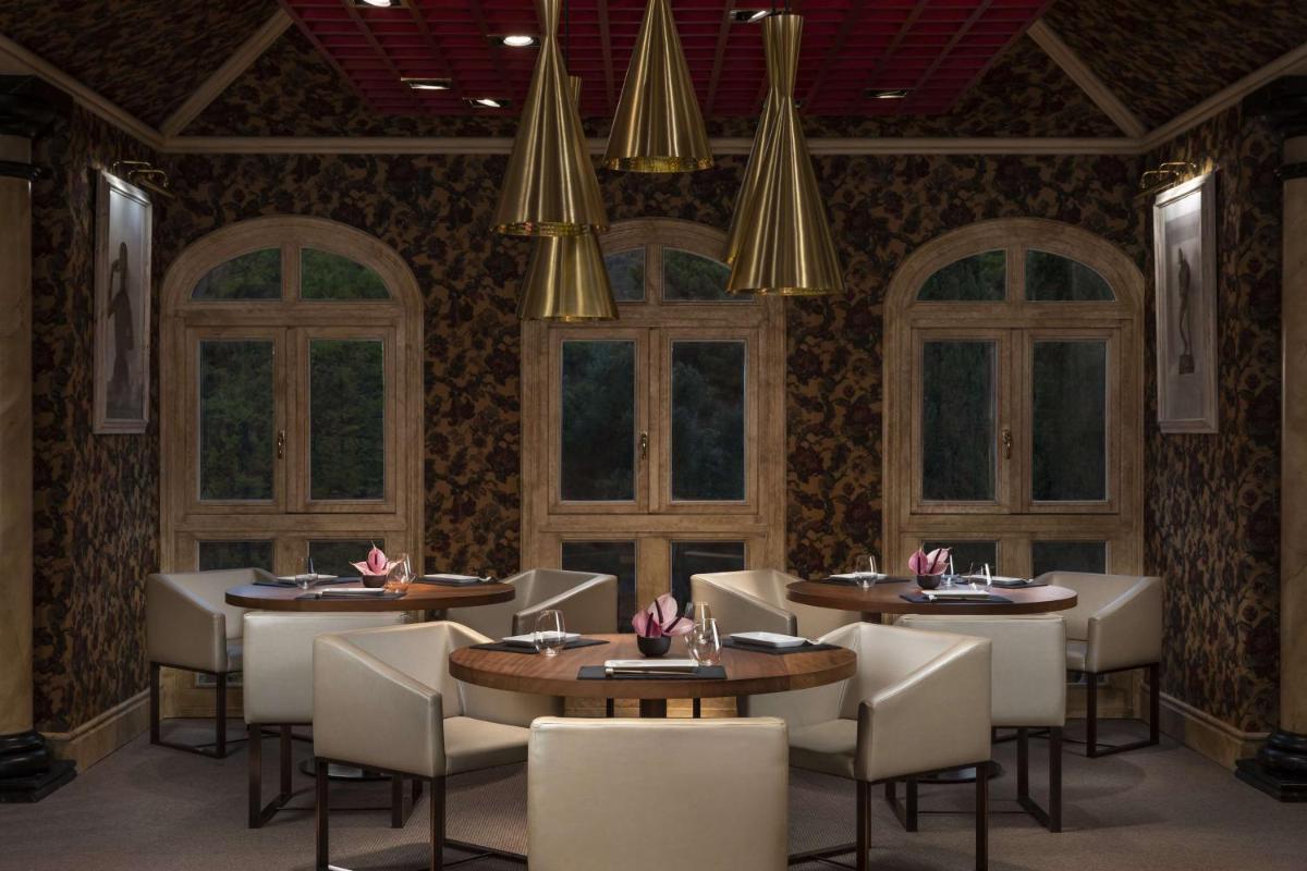 Un restaurante o sitio para comer en Anantara Villa Padierna Palace Benahavís Marbella Resort - A Leading Hotel of the World