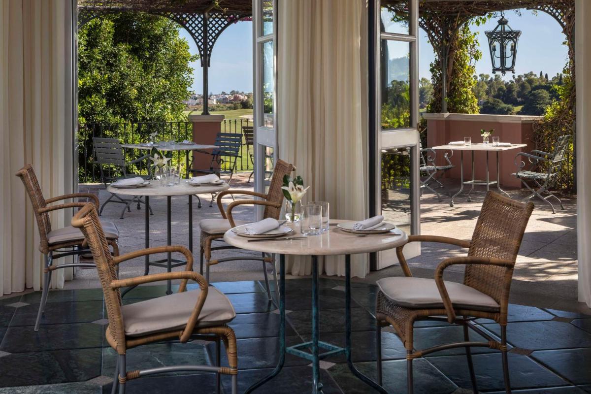 Un balcón o terraza de Anantara Villa Padierna Palace Benahavís Marbella Resort - A Leading Hotel of the World