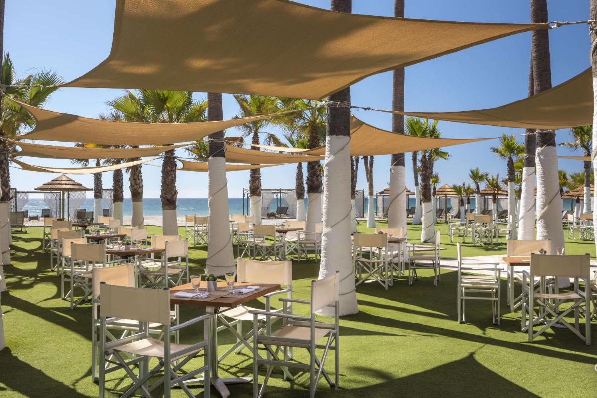 Un restaurante o sitio para comer en Anantara Villa Padierna Palace Benahavís Marbella Resort - A Leading Hotel of the World