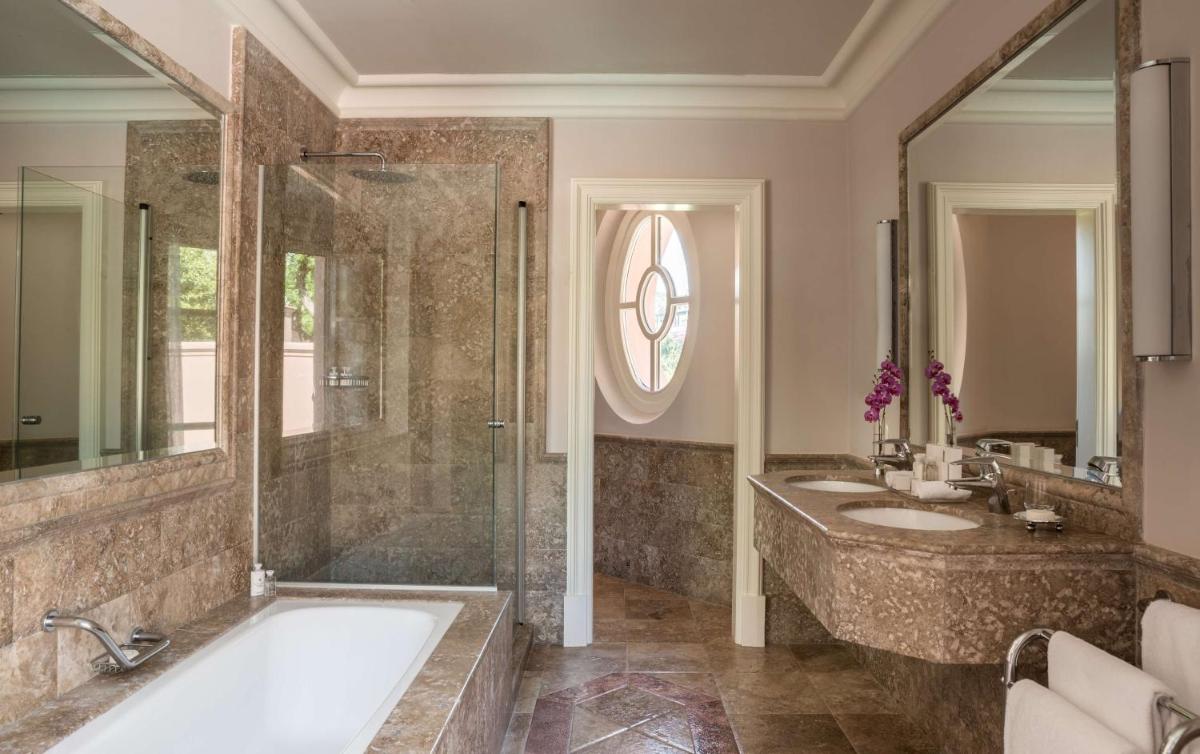 Un baño de Anantara Villa Padierna Palace Benahavís Marbella Resort - A Leading Hotel of the World
