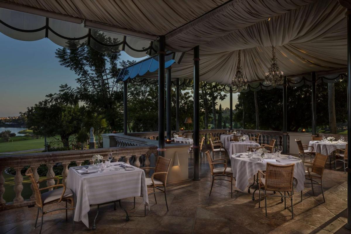 Un restaurante o sitio para comer en Anantara Villa Padierna Palace Benahavís Marbella Resort - A Leading Hotel of the World