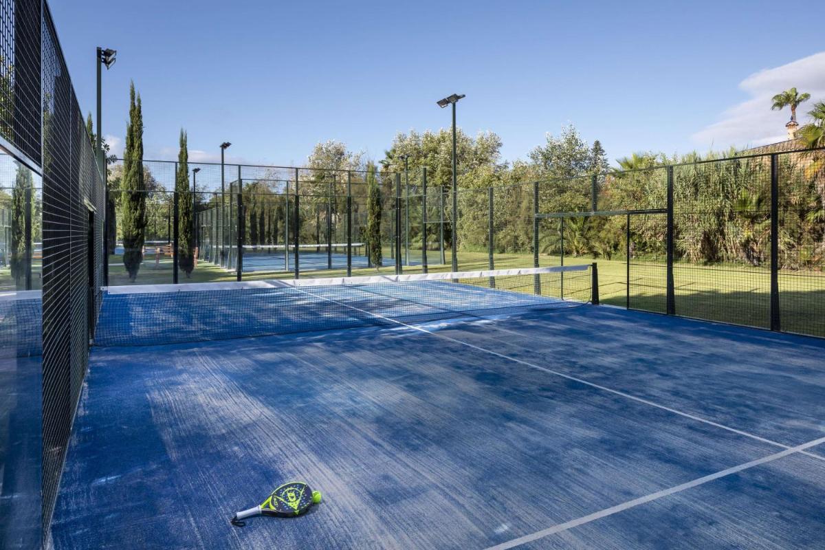 Instalaciones para jugar a tenis o squash en Anantara Villa Padierna Palace Benahavís Marbella Resort - A Leading Hotel of the World o alrededores