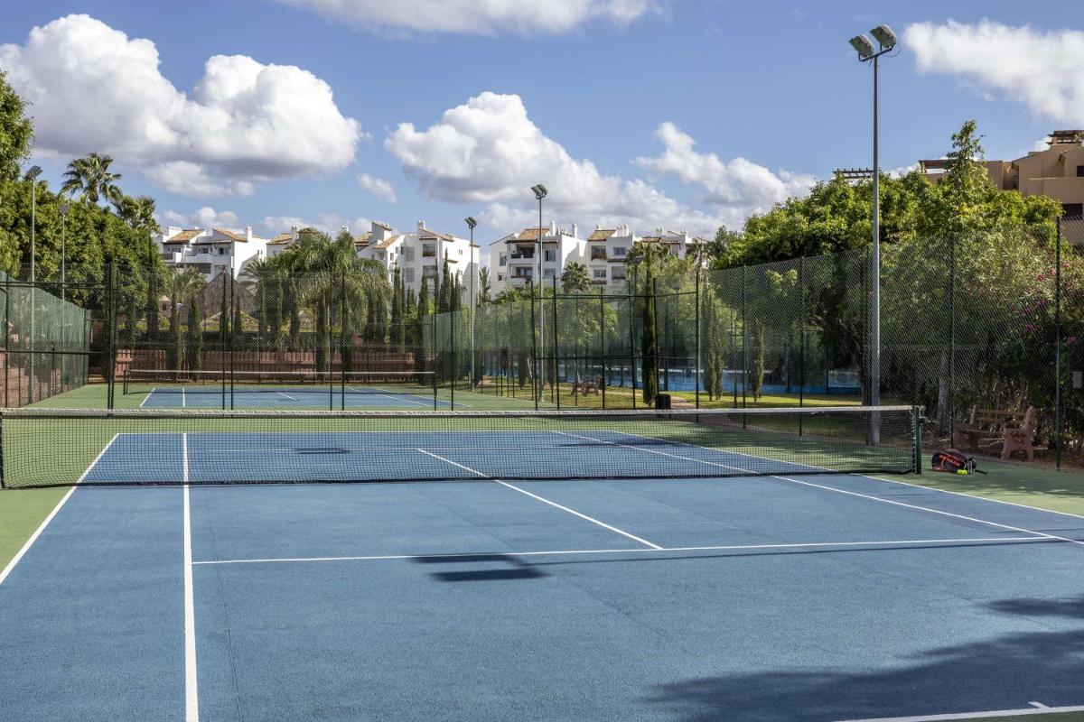 Instalaciones para jugar a tenis o squash en Anantara Villa Padierna Palace Benahavís Marbella Resort - A Leading Hotel of the World o alrededores