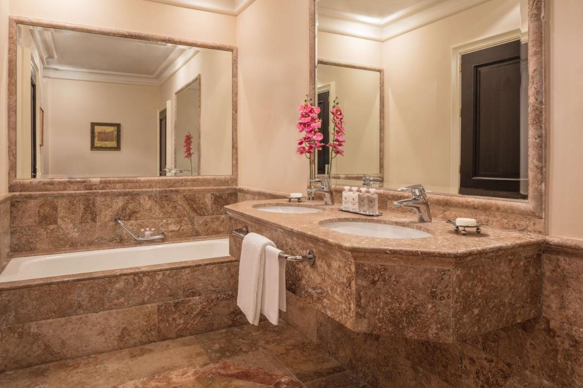 Un baño de Anantara Villa Padierna Palace Benahavís Marbella Resort - A Leading Hotel of the World