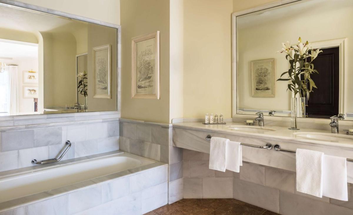 Un baño de Anantara Villa Padierna Palace Benahavís Marbella Resort - A Leading Hotel of the World