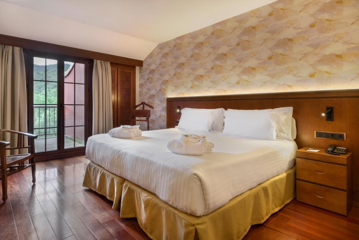 Cama o camas de una habitación en Hotel & Spa Monasterio de Boltaña