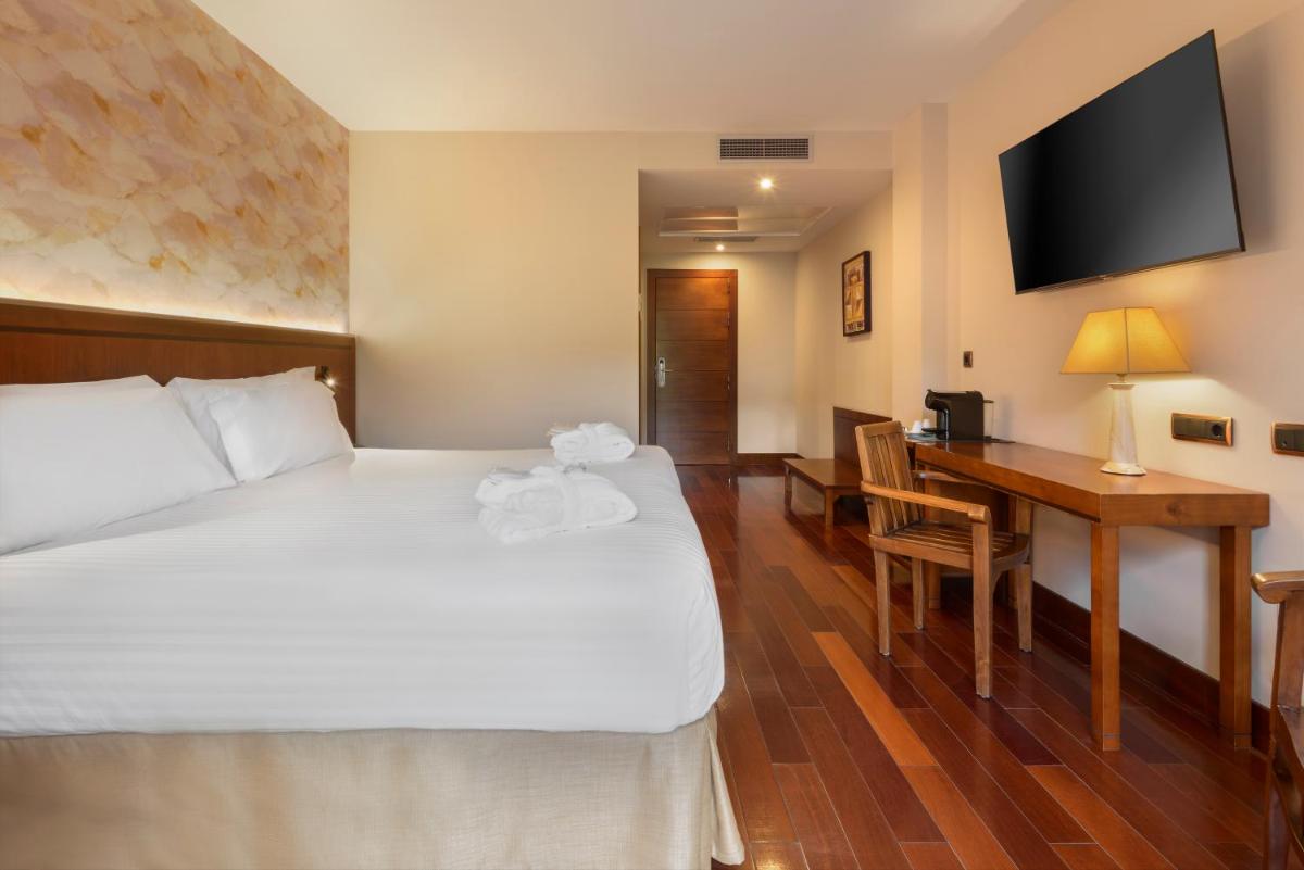Cama o camas de una habitación en Hotel & Spa Monasterio de Boltaña