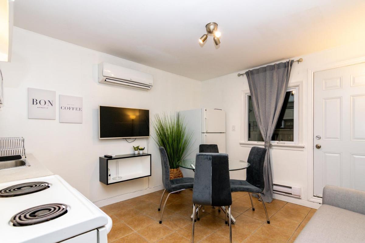 Downtown Retreat, Spacious 3-Bedroom Urban Getaway - Housity