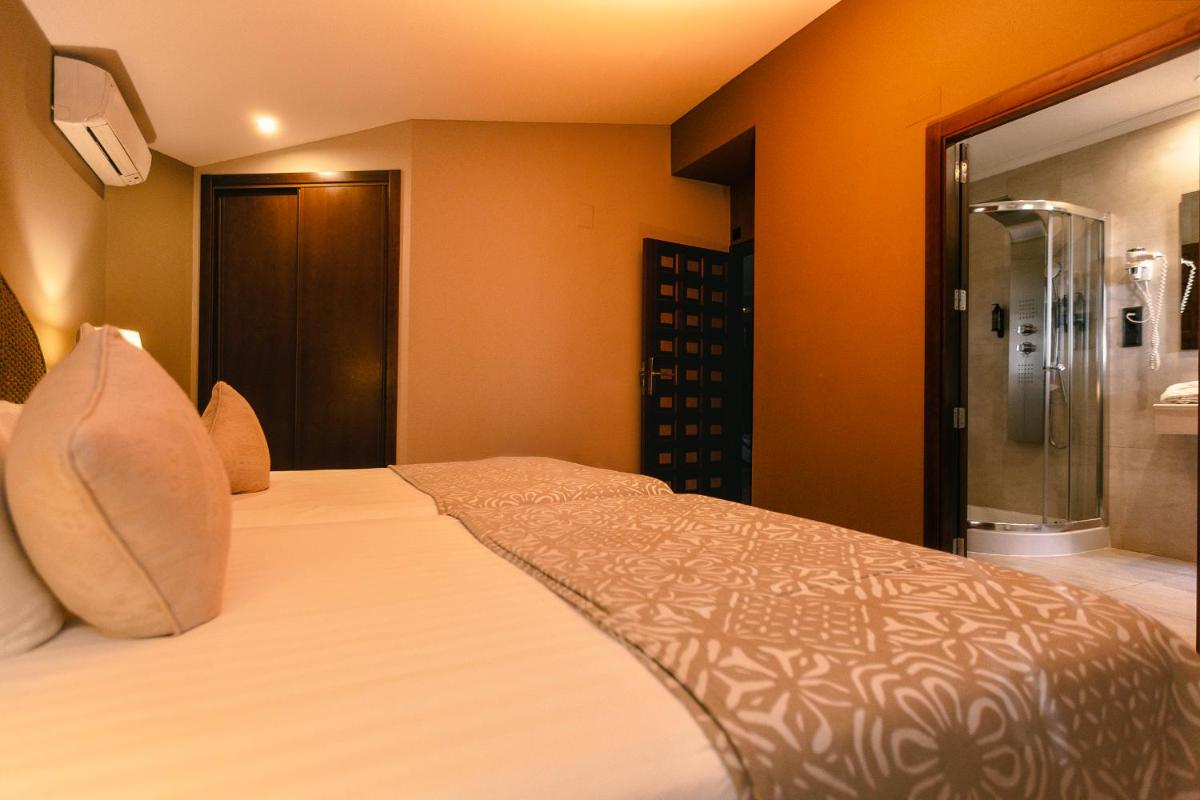 Cama o camas de una habitación en SWISS MORAIRA HOTEL & SPA - Adults only