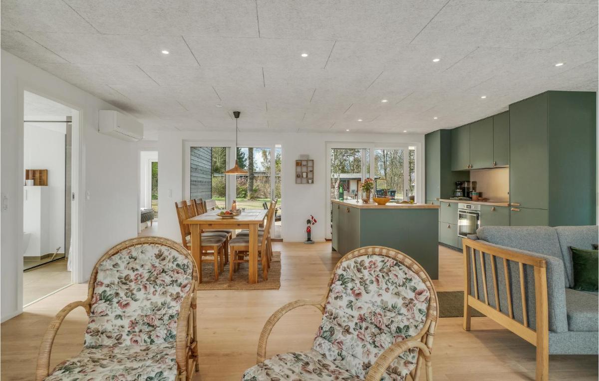 Stunning Home In Fårvang With Wifi - Housity