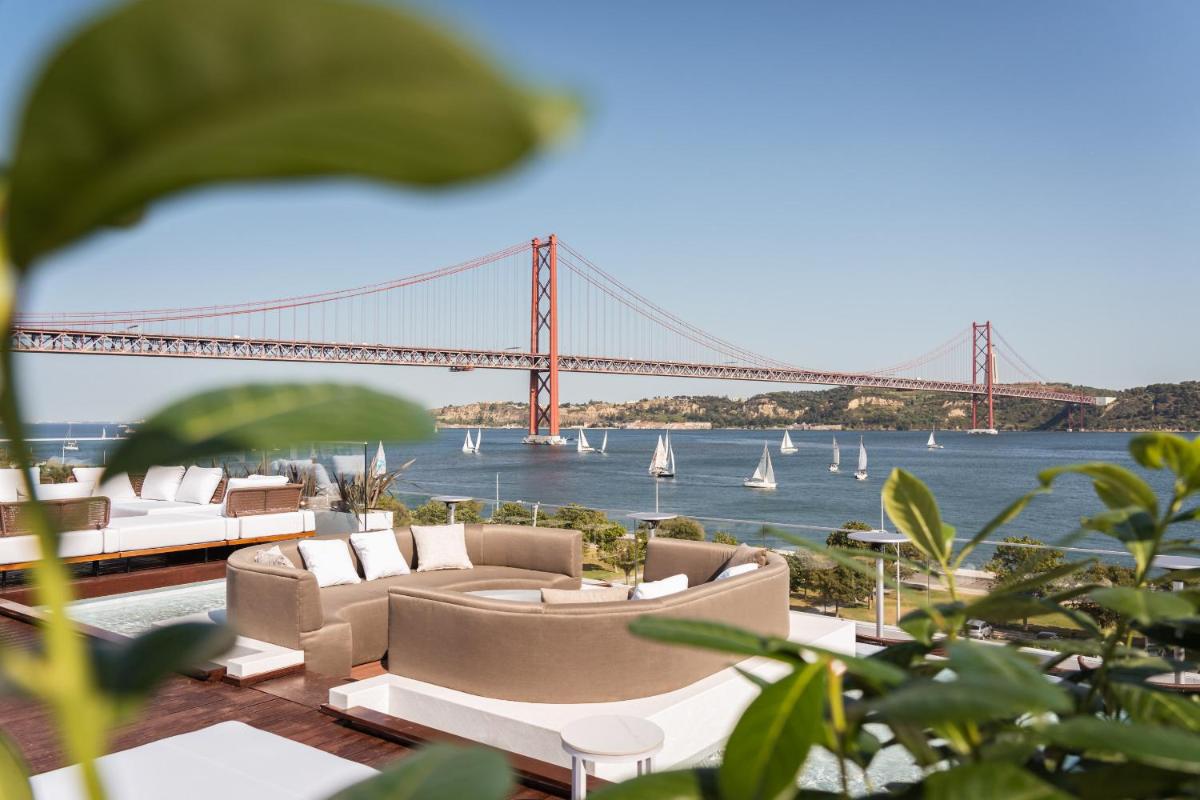 uma vista para a ponte Golden Gate com barcos na água em Hyatt Regency Lisbon em Lisboa