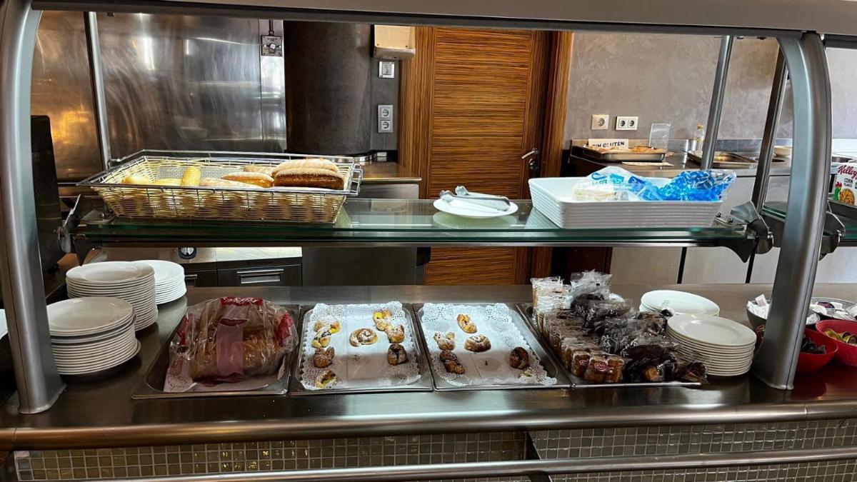 Comida en o cerca de este hotel