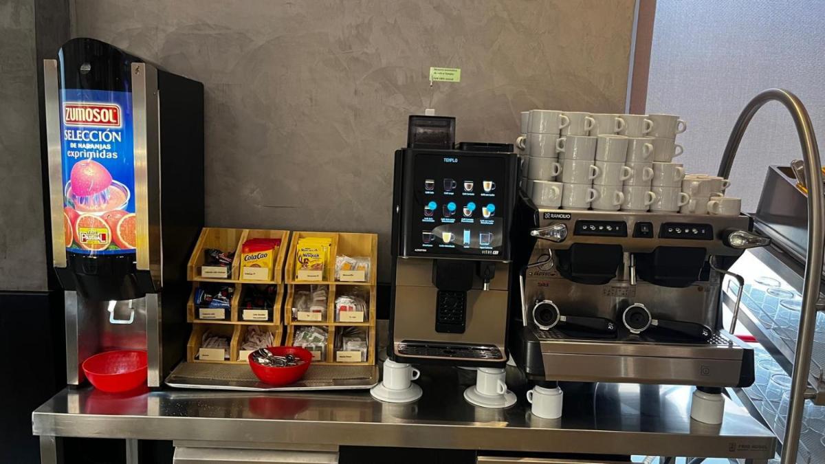 Utensilios para hacer té y café en Cumbria Spa Hotel 3* Sup