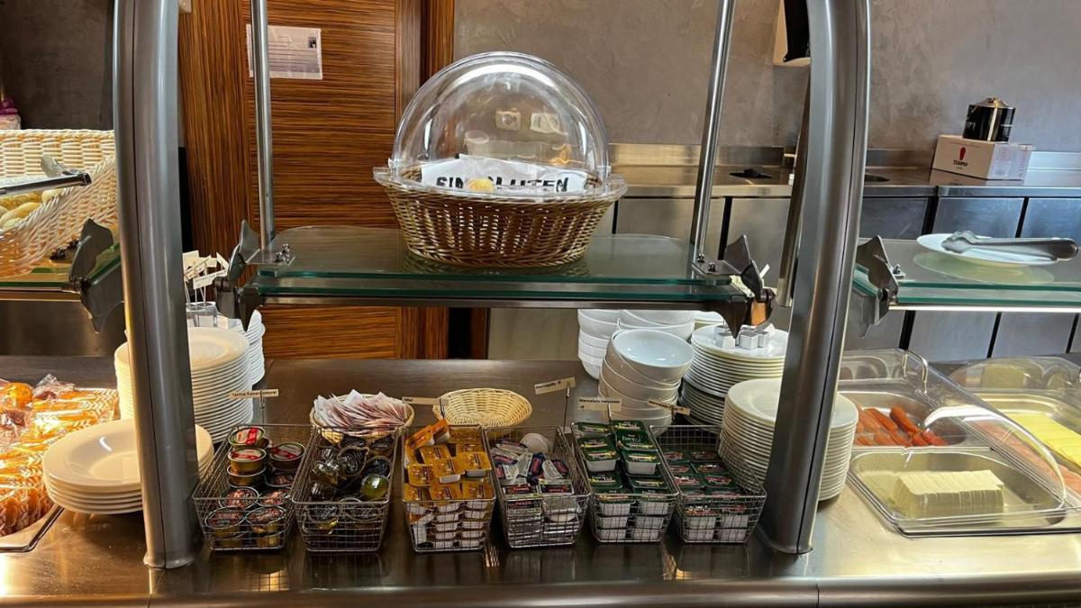 Comida en o cerca de este hotel