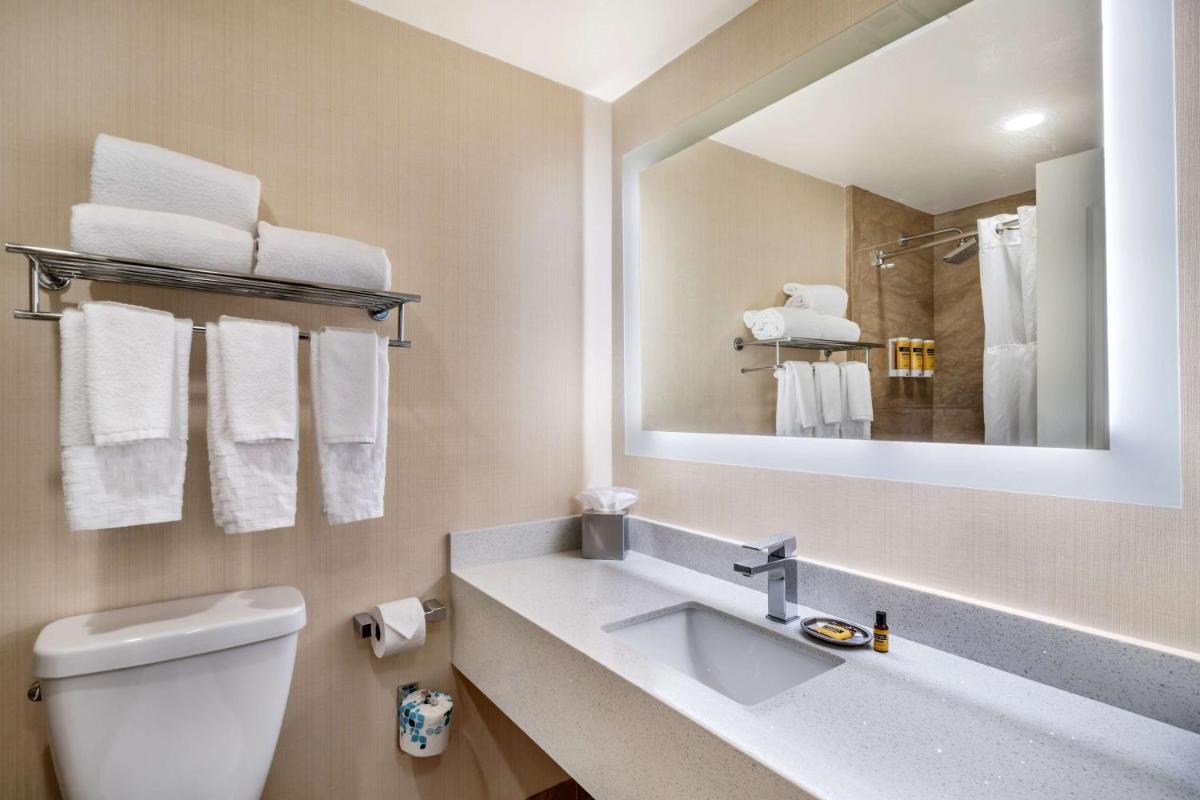 Best Western Plus Carpinteria Inn - Housity