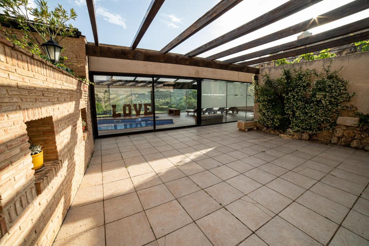 un patio al aire libre con una pared de ladrillo en Hotel SPA Don Iñigo de Aragón, en Las Cuevas de Cañart