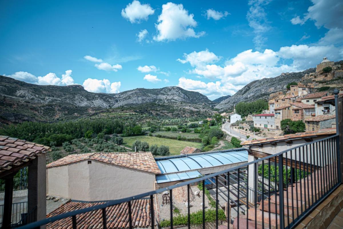- Balcón con vistas a la ciudad y a las montañas en Hotel SPA Don Iñigo de Aragón, en Las Cuevas de Cañart