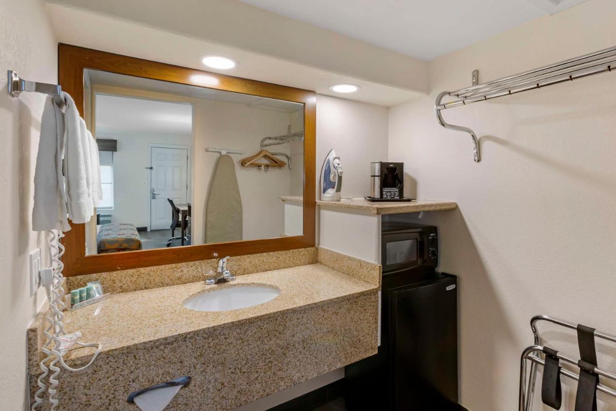 Best Western Desert Inn - Housity