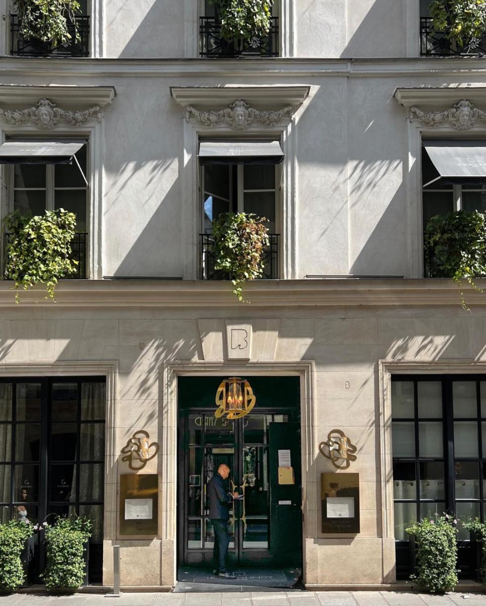 Façade ou entrée de l'établissement Le Burgundy Paris