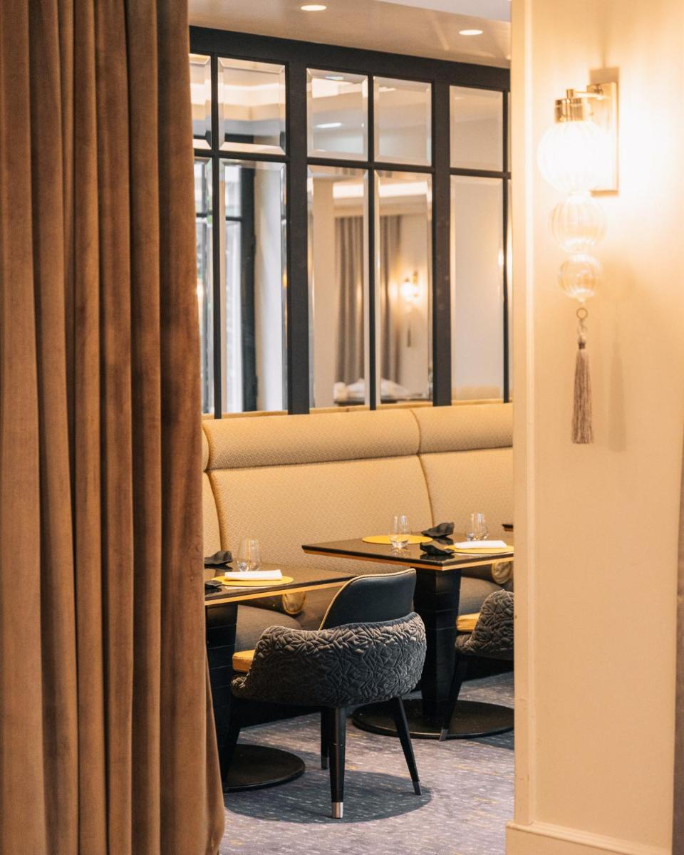 Coin salon dans l'établissement Le Burgundy Paris